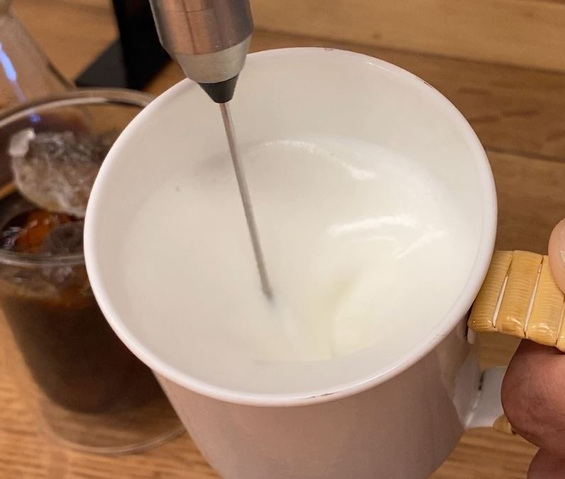 自宅でカフェ気分！ミルクに「ひと手間」。カリタ スティックミルクフローサーでアイスカフェラテもどき。