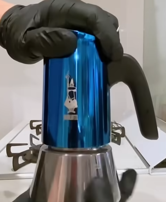 鮮やかな青のマキネッタで淹れるミルクコーヒー☕😋