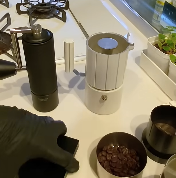 休日は、リラックスしながらおうちカフェラテを楽しんでいます ☕😋