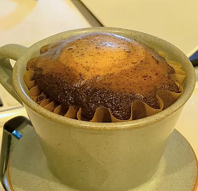 朝食を作りながら、深煎りコーヒーをゆっくり淹れています ☕😋