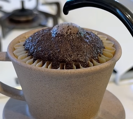 深煎りコーヒーの甘みとコクを引き出す、ゆっくり丁寧なドリップ ☕😋