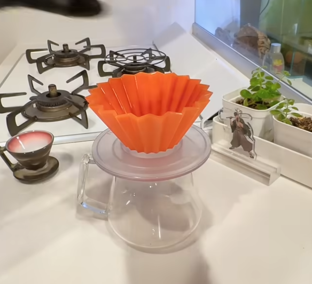 鮮やかなドリッパーで淹れたコーヒードリップ ☕😋